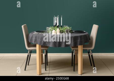 Table élégante pour le dîner de Noël dans la chambre Banque D'Images