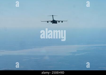 Un avion C-17 Globemaster III affecté à la 437th Airlift Wing survole la Caroline du Sud, le 17 janvier 2024. La 437th AW exécute CommandÕs la capacité de transport aérien de mobilité aérienne et Global Reach en déployant des aviateurs et des avions dans le monde entier pour soutenir des opérations de contingence impliquant la livraison aérienne et aéroportuaire de forces, d’équipements et de fournitures. (Photo de l'US Air Force par le sergent d'état-major Bryan Guthrie) Banque D'Images