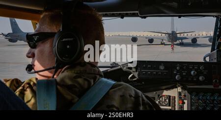 Un pilote KC-135 Stratotanker de l'US Air Force se prépare à rouler sur une ligne de vol dans la zone de responsabilité du commandement central des États-Unis, Dec. 19, 2024. Les Stratotankers KC-135 maintiennent une présence constante dans l'AOR, ravitaillant les avions américains et de la coalition et préservant les relations de sécurité dans la région. (Photo de l'US Air Force) Banque D'Images