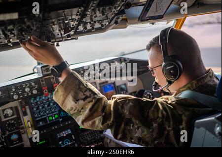 Un pilote de l'US Air Force KC-135 Stratotanker descend une ligne de vol dans la zone de responsabilité du commandement central des États-Unis, Dec. 19, 2024. Les Stratotankers KC-135 maintiennent une présence constante dans l'AOR, ravitaillant les avions américains et de la coalition et préservant les relations de sécurité dans la région. (Photo de l'US Air Force) Banque D'Images