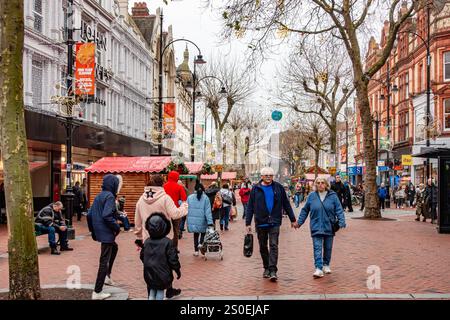 Une vue le long de Broad Street à Reading, Berkshire, Royaume-Uni en décembre 2024 avec des stands de marché de Noël Banque D'Images