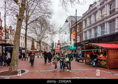 Une vue le long de Broad Street à Reading, Berkshire, Royaume-Uni en décembre 2024 avec des stands de marché de Noël Banque D'Images