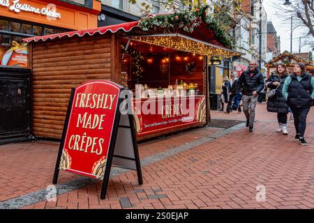 Un étal de marché de Noël vendant des crêpes fraîchement préparées sur Broad Street à Reading, Berkshire, Royaume-Uni en décembre 2024. Banque D'Images