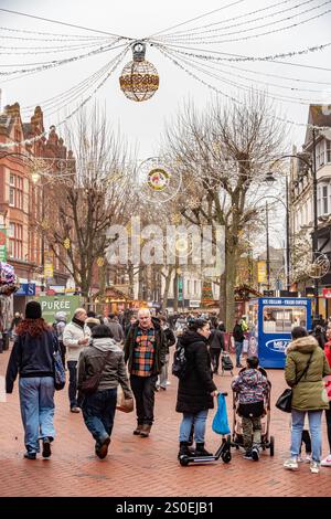 Une vue le long de Broad Street à Reading, Berkshire, Royaume-Uni en décembre 2024 avec des décorations de Noël suspendues au-dessus de la tête Banque D'Images