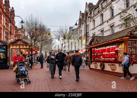 Une vue le long de Broad Street dans le centre-ville de Reading dans le Berkshire, Royaume-Uni en décembre avec un marché de Noël Banque D'Images