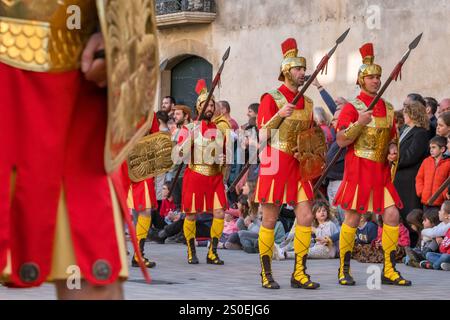 Soldats romains marchant pendant la semaine Sainte ou Semana Santa à Verges, Espagne Banque D'Images