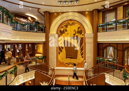 La proue bâbord de la Reine Elizabeth originale représentée en marqueterie par Lord David Linley fait partie du Grand Lobby du navire de croisière Queen Elizabeth Banque D'Images