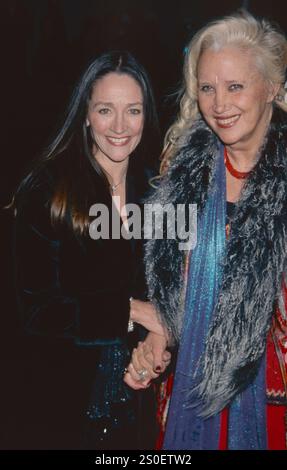 Olivia Hussey et Sally Kirkland assistent à la réception de mariage de Liza Minnelli et David Gest au Regent Wall Street à New York le 16 mars 2002. Crédit photo : Henry McGee/MediaPunch Banque D'Images