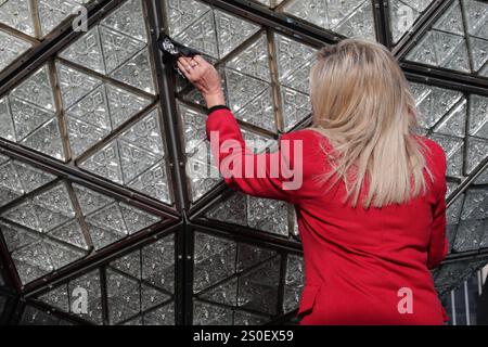 NY, États-Unis. 27 décembre 2024. NEW YORK, NEW YORK - DÉCEMBRE 27 : chanteur Pitbull aux triangles de cristal nouvellement installés lors du bal de la Saint-Sylvestre à One Times Square le 27 décembre 2024, à New York. Le ballon de la Saint-Sylvestre pèse 11 875 livres et présente 2 688 triangles de cristal éblouissants. (Crédit image : © Luiz Rampelotto/ZUMA Press Wire) USAGE ÉDITORIAL SEULEMENT! Non destiné à UN USAGE commercial ! Crédit : ZUMA Press, Inc/Alamy Live News Banque D'Images