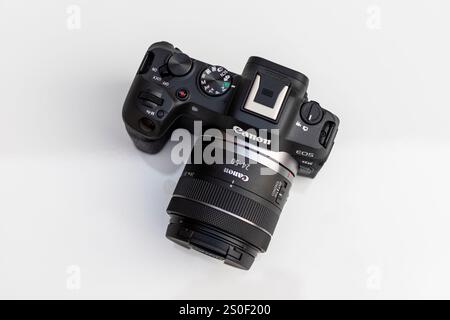 Vue de dessus d'un appareil photo numérique Canon EOS R8 sans miroir avec objectif RF 24-50mm f/4,5-6,3 IS STM. Banque D'Images