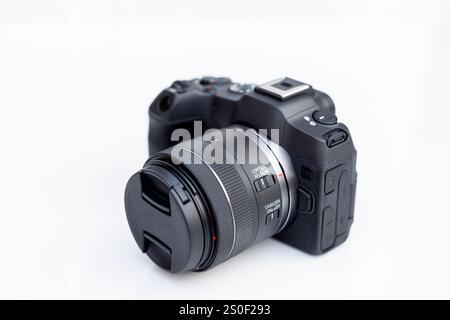 Appareil photo et vidéo professionnel plein format numérique avec objectif interchangeable et objectif. Banque D'Images