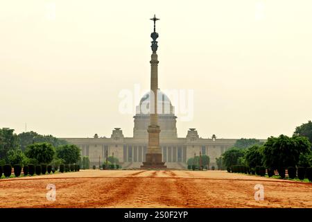 La colonne de Jaipur dans la cour avec Rashtrapati Bhavan – la résidence officielle du président de l'Inde – est en arrière-plan à New Delhi, Delhi, Inde. Banque D'Images