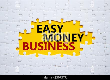 Symbole Easy Money Business. Mots conceptuels Easy Money Business sur puzzle blanc. Beau fond jaune. Business et Easy Money Business concept. Banque D'Images