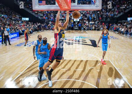 Inglewood, États-Unis. 27 décembre 2024. Trayce Jackson-Davis des Golden State Warriors (avant) dunk lors du match de saison régulière de la NBA 2024-2025 entre les Golden State Warriors et les Los Angeles Clippers à Inglewood, États-Unis, 27 décembre 2024. Crédit : Zhao Hanrong/Xinhua/Alamy Live News Banque D'Images