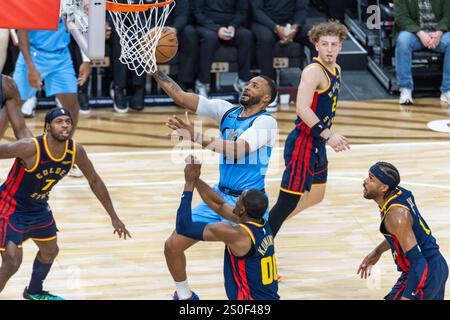 Inglewood, États-Unis. 27 décembre 2024. Norman Powell (C) des Los Angeles Clippers se dirige vers le panier lors du match de saison régulière NBA 2024-2025 entre les Golden State Warriors et les Los Angeles Clippers à Inglewood, États-Unis, 27 décembre 2024. Crédit : Zhao Hanrong/Xinhua/Alamy Live News Banque D'Images