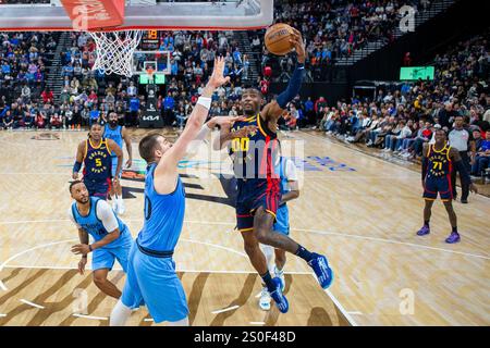 Inglewood, États-Unis. 27 décembre 2024. Jonathan Kuminga des Golden State Warriors (en tête) monte dans le panier lors du match de saison régulière NBA 2024-2025 entre les Golden State Warriors et les Los Angeles Clippers à Inglewood, États-Unis, 27 décembre 2024. Crédit : Zhao Hanrong/Xinhua/Alamy Live News Banque D'Images