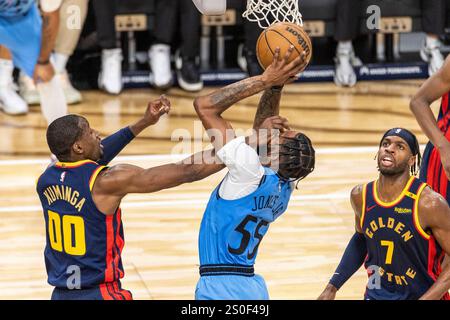 Inglewood, États-Unis. 27 décembre 2024. Derrick Jones Jr. (C) des Los Angeles Clippers va dans le panier lors du match de saison régulière NBA 2024-2025 entre les Golden State Warriors et les Los Angeles Clippers à Inglewood, États-Unis, le 27 décembre 2024. Crédit : Zhao Hanrong/Xinhua/Alamy Live News Banque D'Images