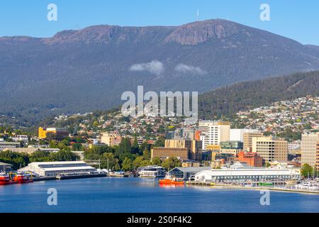 Centre-ville de Hobart et port en bord de mer avec Mount Wellington surplombant la ville, Tasmanie, Australie, 2024 Banque D'Images