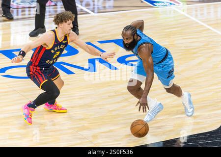 Inglewood, États-Unis. 27 décembre 2024. James Harden des Los Angeles Clippers vu en action avec Brandin Podziemski #2 des Golden State Warriors lors d'un match de basket-ball NBA à Intuit Dome. Score final Clippers 102:92 Warriors Credit : SOPA images Limited/Alamy Live News Banque D'Images