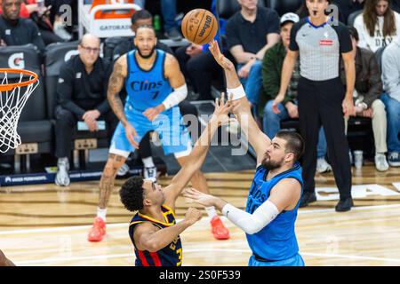 Inglewood, États-Unis. 27 décembre 2024. Ivica Zubac des Los Angeles Clippers vu en action avec Trayce Jackson-Davis #32 des Golden State Warriors lors d'un match de basket-ball NBA à Intuit Dome. Score final Clippers 102:92 Warriors Credit : SOPA images Limited/Alamy Live News Banque D'Images