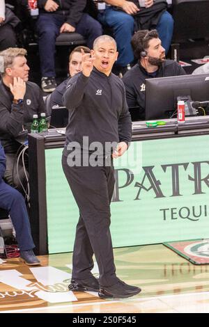 Inglewood, États-Unis. 27 décembre 2024. Tyronn lue, entraîneur-chef des Clippers de Los Angeles, dirige les Golden State Warriors lors d'un match de basket-ball NBA à l'Intuit Dome. Score final Clippers 102:92 Warriors Credit : SOPA images Limited/Alamy Live News Banque D'Images