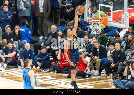 Inglewood, États-Unis. 27 décembre 2024. Trayce Jackson-Davis des Golden State Warriors #32 vu en action avec les Clippers de Los Angeles lors d'un match de basket-ball NBA à Intuit Dome. Score final Clippers 102:92 Warriors Credit : SOPA images Limited/Alamy Live News Banque D'Images