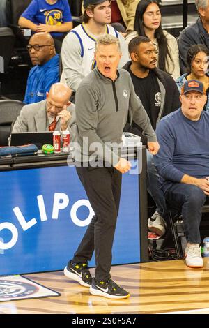 Inglewood, États-Unis. 27 décembre 2024. Steve Kerr, entraîneur-chef des Golden State Warriors, vu lors d'un match de basket-ball NBA à Intuit Dome le vendredi 27 décembre 2024 à Inglewood, Californie. Score final Clippers 102:92 Warriors (photo par Ringo Chiu/SOPA images/SIPA USA) crédit : SIPA USA/Alamy Live News Banque D'Images