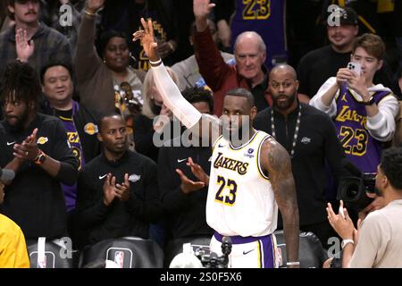 (241228) -- PÉKIN, 28 décembre 2024 (Xinhua) -- Voici la sélection de l'agence de presse Xinhua des 10 articles les plus importants de l'actualité sportive internationale en 2024 : LeBron James des Lakers de Los Angeles est devenu le premier joueur de l'histoire de la NBA à atteindre 40 000 points en saison régulière après que le joueur de 39 ans a marqué 26 points dans un match contre les Nuggets de Denver le 2 mars pour atteindre 40 017 points. Cette photo prise le 2 mars 2024 montre l'attaquant des Lakers de Los Angeles LeBron James (C) reconnaît la foule après avoir marqué son 40 000e point en carrière contre les Nuggets de Denver à Los Angeles, aux États-Unis. (X Banque D'Images