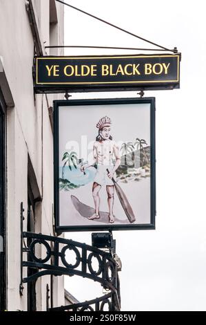 Signe pour Ye Olde Black Boy pub à High Street, Hull. Il se décrit comme le plus ancien pub de Hull. Banque D'Images