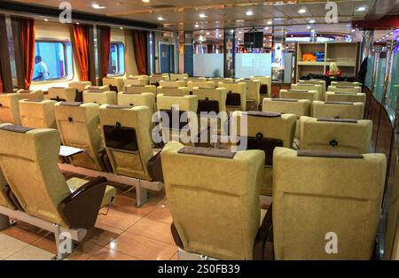 PHOTOS DU DOSSIER : en mer, St Nazaire-Gijon. 28 décembre 2024 : fauteuils pour les passagers voyageant sans cabine à bord du ferry NORMAN ATLANTIC. Regardez en arrière ce navire tristement célèbre qui a brûlé il y a exactement 10 ans, dans la nuit du 27 au 28 décembre 2014 au large des côtes albanaises causant la mort d'au moins 30 personnes (19 toujours portées disparues) dont 2 sauveteurs, la blessure de 64 passagers / équipage. Propriété de la ligne de ferries italienne Visemar, affrétée par Greek Anek Lines, le navire moderne, construit 5 ans plus tôt, a pris feu dans le garage en raison de camions laissés allumés pendant la navigation, qui est...crédit : KEVIN IZORCE / Alamy Live News Banque D'Images