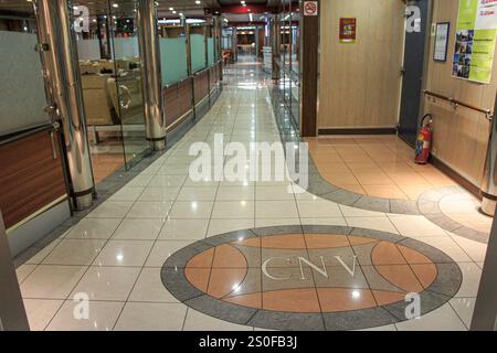 PHOTOS DU DOSSIER : en mer, St Nazaire-Gijon. 28 décembre 2024 : Restaurant, un extincteur et un panneau non-fumeur, à bord du ferry NORMAN ATLANTIC. Regardez en arrière ce navire tristement célèbre qui a brûlé il y a exactement 10 ans, dans la nuit du 27 au 28 décembre 2014 au large des côtes albanaises causant la mort d'au moins 30 personnes (19 toujours portées disparues) dont 2 sauveteurs, la blessure de 64 passagers / équipage. Propriété de la ligne de ferries italienne Visemar, affrétée par Greek Anek Lines, le navire moderne, construit 5 ans plus tôt, a pris feu dans le garage en raison de camions laissés allumés pendant la navigation, qui est...crédit : KEVIN IZORCE / Alamy Live News Banque D'Images