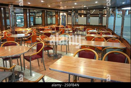 PHOTOS DU DOSSIER : en mer, St Nazaire-Gijon. 28 décembre 2024 : Restaurant à bord du ferry NORMAN ATLANTIC. Regardez en arrière ce navire tristement célèbre qui a brûlé il y a exactement 10 ans, dans la nuit du 27 au 28 décembre 2014 au large des côtes albanaises causant la mort d'au moins 30 personnes (19 toujours portées disparues) dont 2 sauveteurs et la blessure de 64 passagers / équipage. Propriété de la ligne de ferries italiennes Visemar & affrété par Anek Lines, le navire moderne, construit 5 ans plus tôt, a pris feu dans le garage en raison des camions laissés en marche pendant la navigation, ce qui est interdit. Le navire venait d'être inspecté... Crédit : KEVIN IZORCE/Alamy Live News Banque D'Images