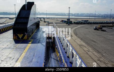 PHOTOS DU DOSSIER : en mer, St Nazaire-Gijon. 28 décembre 2024 : rampe d'accès ouverte permettant aux véhicules d'accéder aux ponts supérieurs extérieurs depuis les garages à bord du ferry NORMAN ATLANTIC. Regardez en arrière ce navire tristement célèbre qui a brûlé il y a exactement 10 ans, dans la nuit du 27 au 28 décembre 2014 au large des côtes albanaises causant la mort d'au moins 30 personnes (19 toujours portées disparues) dont 2 sauveteurs, la blessure de 64 passagers / équipage. Propriété de la ligne de ferries italienne Visemar, affrétée par la grecque Anek Lines, le navire moderne, construit 5 ans plus tôt, a pris feu dans le garage en raison de camions laissés sur...crédit : KEVIN IZORCE / Alamy Live News Banque D'Images