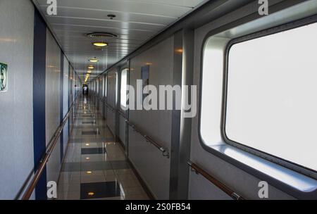 PHOTOS DU DOSSIER : en mer, St Nazaire-Gijon. 28 décembre 2024 : passage (couloir) et hublots carrés à bord du ferry NORMAN ATLANTIC. Regardez en arrière ce navire tristement célèbre qui a brûlé il y a exactement 10 ans, dans la nuit du 27 au 28 décembre 2014 au large des côtes albanaises causant la mort d'au moins 30 personnes (19 toujours portées disparues) dont 2 sauveteurs, la blessure de 64 passagers / équipage. Propriété de la ligne de ferries italiennes Visemar, affrétée par la grecque Anek Lines, le navire moderne, construit 5 ans plus tôt, a pris feu dans le garage en raison de camions réfrigérés laissés allumés pendant la navigation... Crédit : KEVIN IZORCE/Alamy Live News Banque D'Images