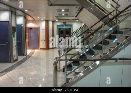 PHOTOS DU DOSSIER : en mer, St Nazaire-Gijon. 28 décembre 2024 : cages d'escalier (escaliers de l'espace public) à bord du ferry NORMAN ATLANTIC. Regardez en arrière ce navire tristement célèbre qui a brûlé il y a exactement 10 ans, dans la nuit du 27 au 28 décembre 2014 au large des côtes albanaises causant la mort d'au moins 30 personnes (19 toujours portées disparues) dont 2 sauveteurs, la blessure de 64 passagers / équipage. Propriété de la ligne de ferries italiennes Visemar, affrétée par la grecque Anek Lines, le navire moderne, construit 5 ans plus tôt, a pris feu dans le garage en raison des camions laissés en marche pendant la navigation, ce qui est interdit. Le...crédit : KEVIN IZORCE/Alamy Live News Banque D'Images