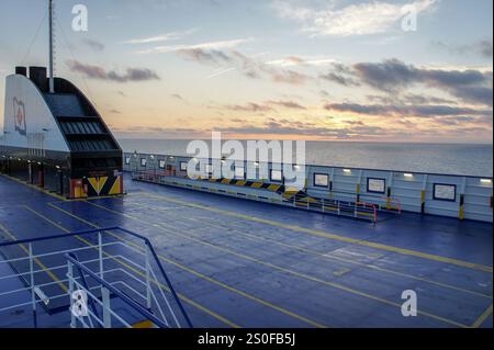 PHOTOS DU DOSSIER : en mer, St Nazaire-Gijon. 28 décembre 2024 : ponts extérieurs supérieurs où les passagers se sont réfugiés pendant l'incendie en attendant les canots de sauvetage et de sauvetage à bord du ferry NORMAN ATLANTIC. Regardez en arrière ce navire tristement célèbre qui a brûlé il y a exactement 10 ans, dans la nuit du 27 au 28 décembre 2014 au large des côtes albanaises causant la mort d'au moins 30 personnes (19 toujours portées disparues) dont 2 sauveteurs, la blessure de 64 passagers / équipage. Propriété de la ligne de ferries italienne Visemar, affrétée par la grecque Anek Lines, le navire moderne, construit 5 ans plus tôt, a pris feu dans garage en raison...crédit : KEVIN IZORCE / Alamy Live News Banque D'Images