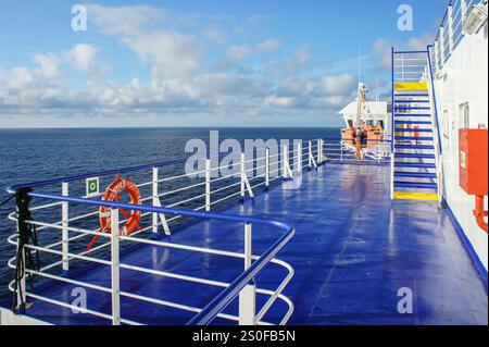 PHOTOS DU DOSSIER : en mer, St Nazaire-Gijon. 28 décembre 2024 : ponts extérieurs supérieurs où les passagers ont trouvé refuge en attendant le sauvetage, boîte à tuyau d'incendie, anneau de sauvetage et canots de sauvetage à bord du ferry NORMAN ATLANTIC. Regardez en arrière ce navire tristement célèbre qui a brûlé il y a exactement 10 ans, dans la nuit du 27 au 28 décembre 2014 au large des côtes albanaises causant la mort d'au moins 30 personnes (19 toujours portées disparues) dont 2 sauveteurs et la blessure de 64 passagers / équipage. Propriété de la ligne de ferries italienne Visemar, affrétée par Anek Lines, le navire moderne, construit 5 ans plus tôt, a pris feu dans le garage en raison de...crédit : KEVIN IZORCE / Alamy Live News Banque D'Images