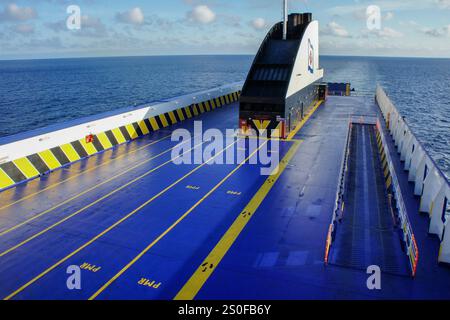 PHOTOS DU DOSSIER : en mer, St Nazaire-Gijon. 28 décembre 2024 : ponts extérieurs supérieurs où les passagers se sont réfugiés pendant l'incendie en attendant les canots de sauvetage et de sauvetage à bord du ferry NORMAN ATLANTIC. Regardez en arrière ce navire tristement célèbre qui a brûlé il y a exactement 10 ans, dans la nuit du 27 au 28 décembre 2014 au large des côtes albanaises causant la mort d'au moins 30 personnes (19 toujours portées disparues) dont 2 sauveteurs, la blessure de 64 passagers / équipage. Propriété de la ligne de ferries italienne Visemar, affrétée par Anek Lines, le navire moderne, construit 5 ans plus tôt, a pris feu dans le garage en raison de...crédit : KEVIN IZORCE / Alamy Live News Banque D'Images