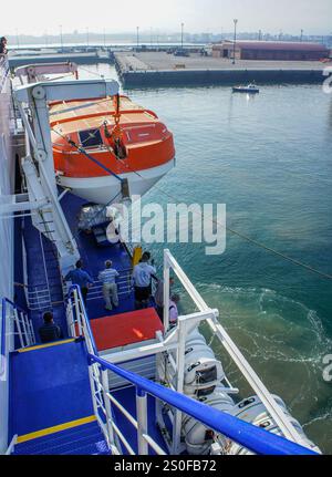 PHOTOS DU DOSSIER : en mer, St Nazaire-Gijon. 28 décembre 2024 : canot de sauvetage, boîte de gilets de sauvetage et conteneur gonflable pour radeau de sauvetage à bord du ferry NORMAN ATLANTIC. Regardez en arrière ce tristement célèbre navire qui a brûlé il y a exactement 10 ans, dans la nuit du 27 au 28 décembre 2014 au large des côtes albanaises causant la mort de 30 personnes (19 toujours portées disparues) dont 2 sauveteurs, la blessure de 64 passagers / équipage. Propriété de la ligne de ferries italienne Visemar, affrétée par Greek Anek Lines, le navire moderne, construit 5 ans plus tôt, a pris feu dans le garage en raison de camions laissés allumés pendant la navigation, qui est...crédit : KEVIN IZORCE / Alamy Live News Banque D'Images