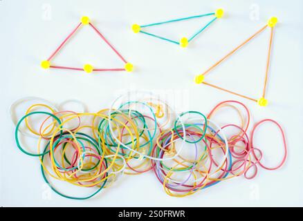 Concept d'entreprise, réseautage, innovation, idée, conseil, ressources humaines et concept de travail d'équipe avec tas désordonné d'élastiques, mais certains formant networ Banque D'Images