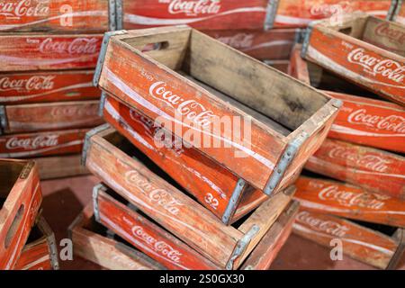 Pile de caisses en bois rouge Coca-Cola Vintage. Banque D'Images