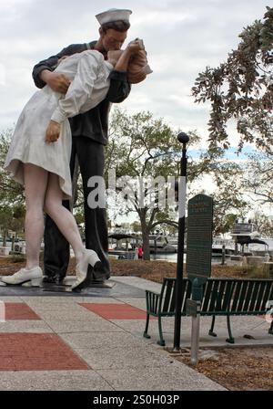 Sarasota FL - 4 novembre 2024 : Statue de reddition inconditionnelle située à Sarasota en Floride Banque D'Images