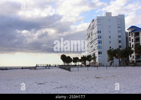 St Pete Beach FL- 3 novembre 2024 : bâtiments le long du front de mer à St Pete Beach Floride Banque D'Images