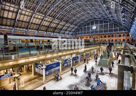 Intérieur de la gare ferroviaire internationale de St Pancras, Euston Road, Camden, Londres, Angleterre, ROYAUME-UNI Banque D'Images