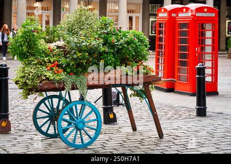 Chariot avec fleurs et plantes, le marché de Covent Garden, Londres, Angleterre, Royaume-Uni Banque D'Images
