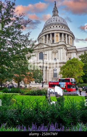 Sculpture moderne en acier inoxydable poli amicale par Paul Mount comme art public dans carter Lane Gardens, cathédrale St Paul, Londres, Angleterre, Royaume-Uni Banque D'Images