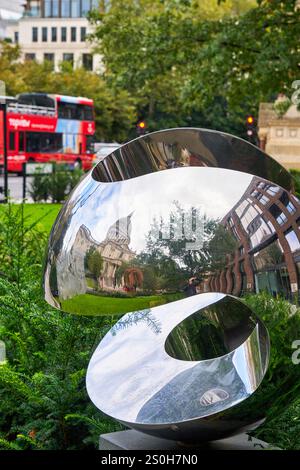 Sculpture moderne en acier inoxydable poli amicale par Paul Mount comme art public dans carter Lane Gardens, cathédrale St Paul, Londres, Angleterre, Royaume-Uni Banque D'Images