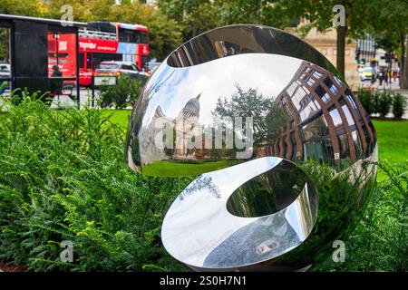 Sculpture moderne en acier inoxydable poli amicale par Paul Mount comme art public dans carter Lane Gardens, cathédrale St Paul, Londres, Angleterre, Royaume-Uni Banque D'Images