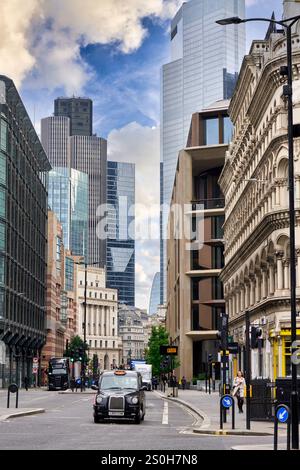 Taxi, quartier financier de la ville de Londres, Bloomberg Building, Albert Buildings, Cannon St avec Queen Vitoria St, Londres, Angleterre, Royaume-Uni Banque D'Images
