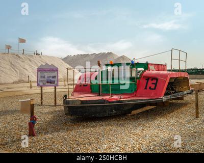Las Salinas de Torrevieja - Vintage Salt Harvester dans la zone humide internationalement reconnue avec une longue histoire d'exploitation du sel. Les Lagunas de la Mat Banque D'Images